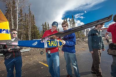 UA学者 students build a model plane